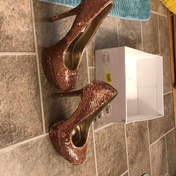 New in box Steve Madden Bevv Gold sequin heels. - Picture 4 of 8